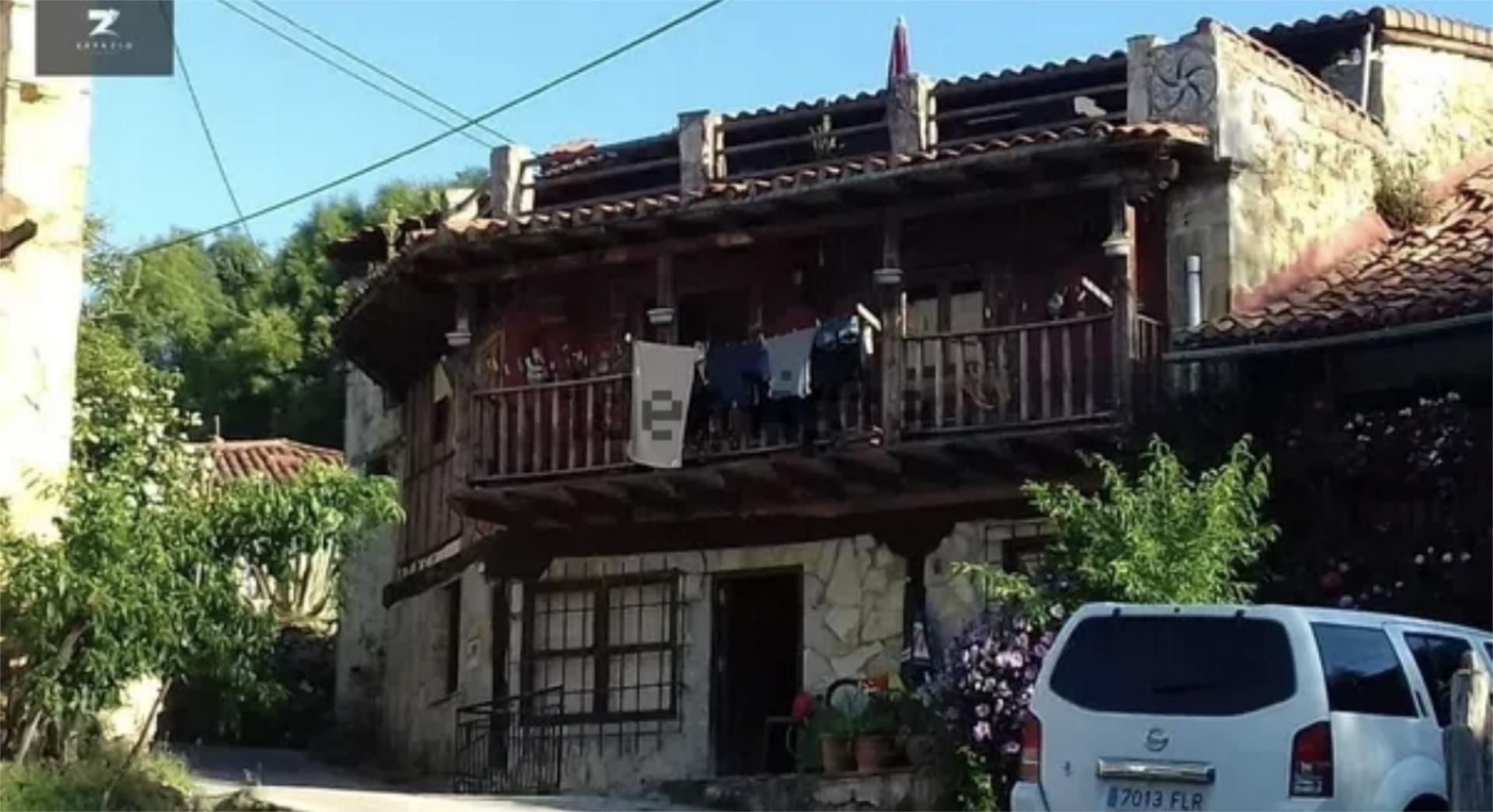 Vista exterior de Casa adosada en venda en Corvera de Toranzo amb Balcó