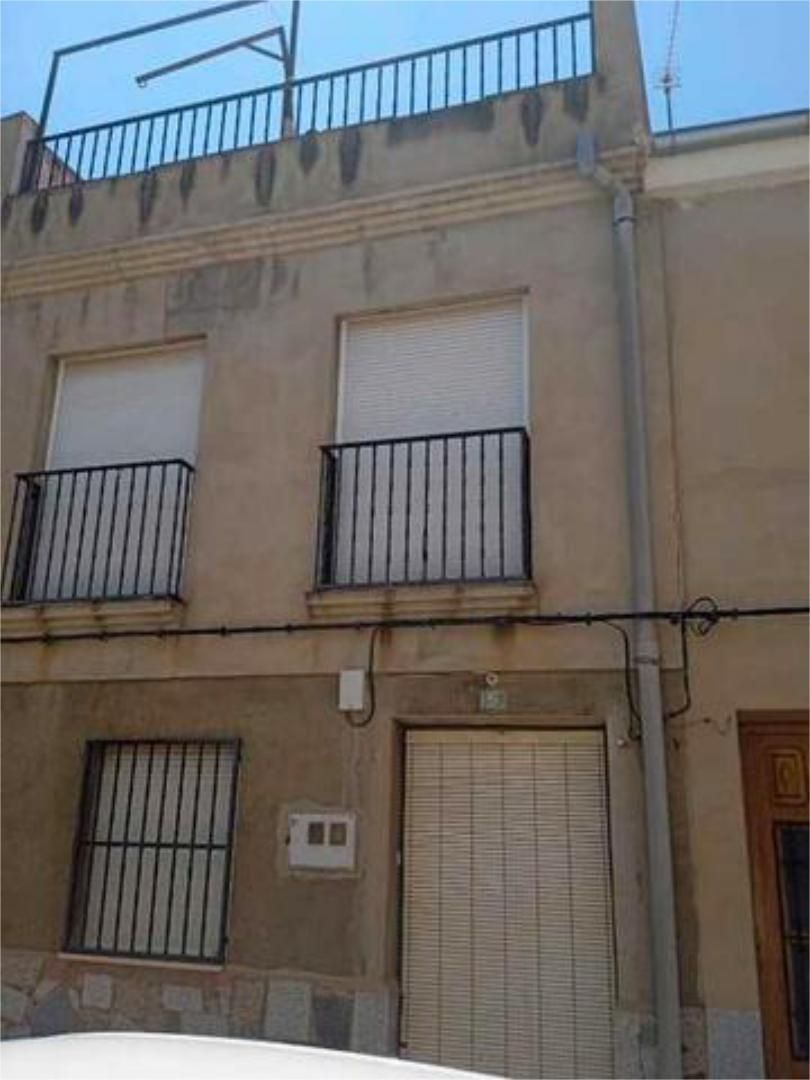 Vista exterior de Casa o xalet en venda en Montealegre del Castillo amb Terrassa i Moblat