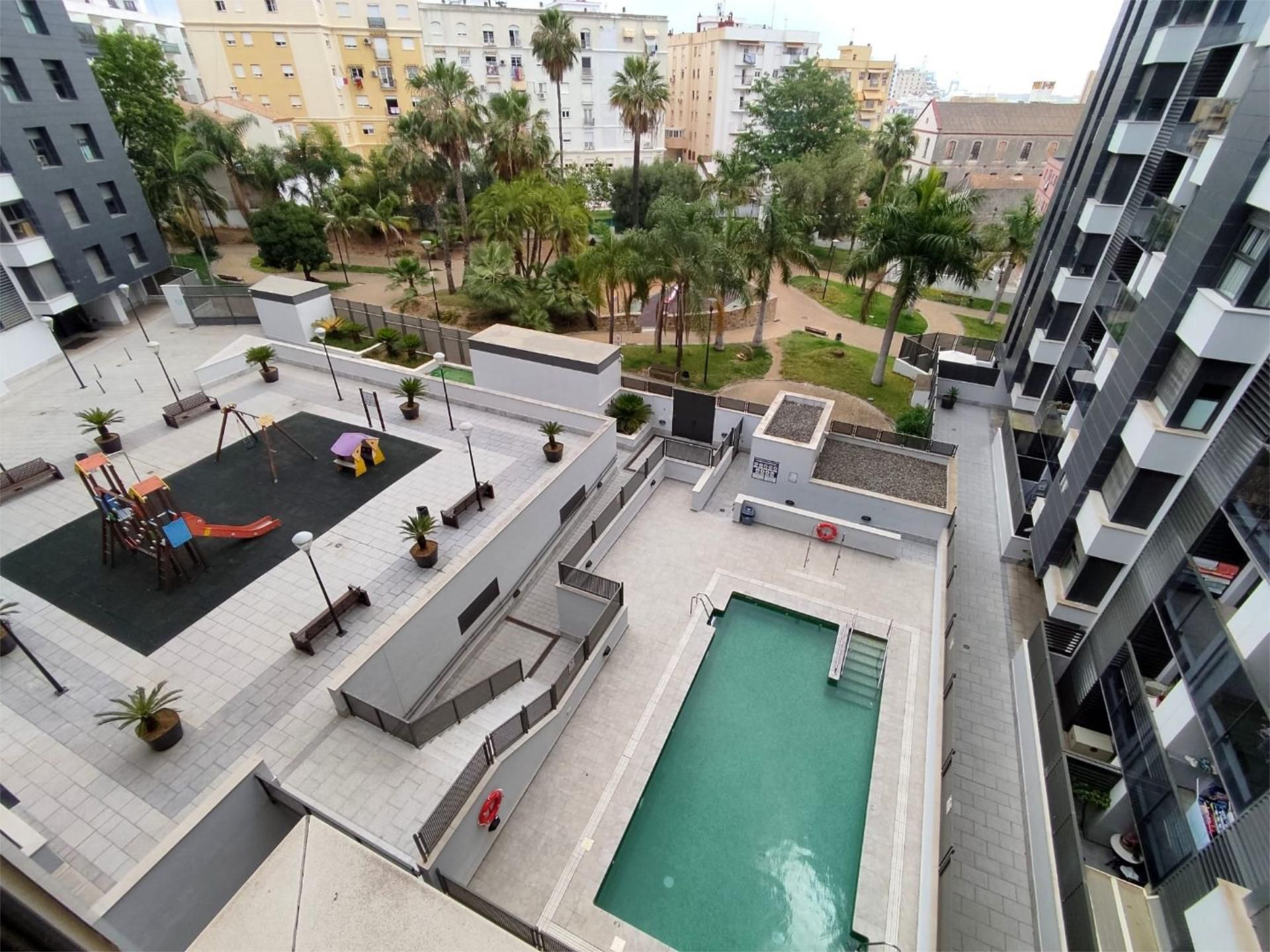 Swimming pool of Flat for sale in Algeciras  with Air Conditioner, Heating and Parquet flooring