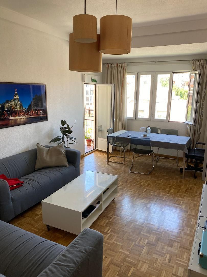 Sala d'estar de Pis per a compartir en  Madrid Capital amb Calefacció, Terrassa i Moblat