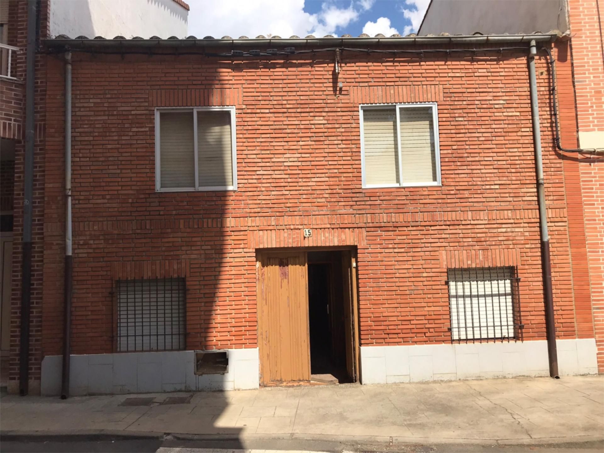 Vista exterior de Casa adosada en venda en Valencia de Don Juan amb Calefacció