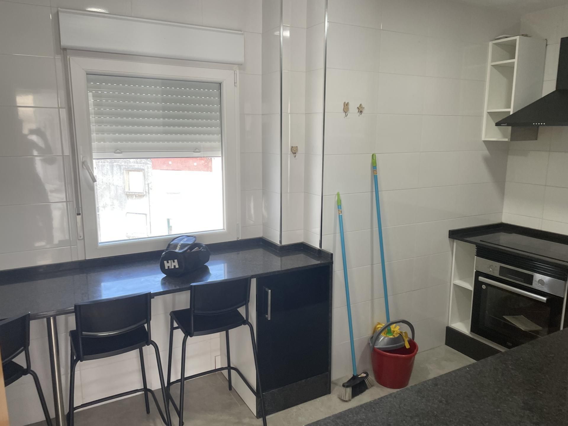 Cuina de Pis per a compartir en Vigo  amb Parquet i Moblat