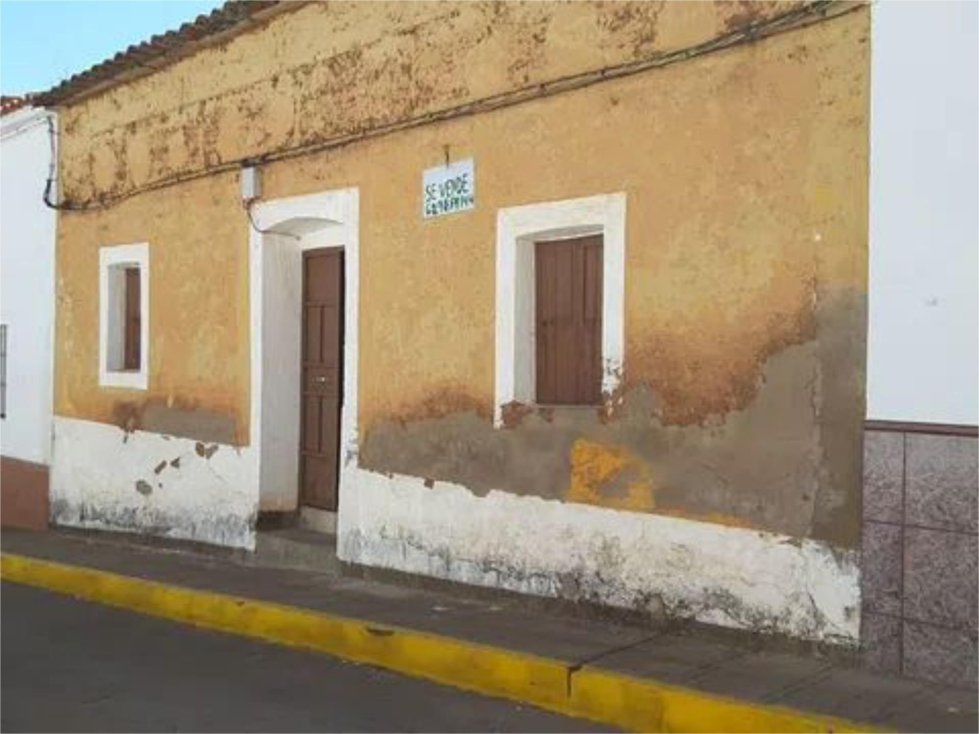 Vista exterior de Casa adosada en venda en Zahínos amb Jardí privat