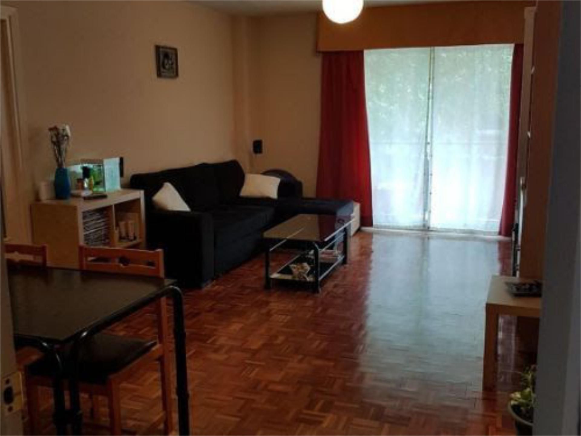 Sala d'estar de Pis de lloguer en Alcalá de Henares amb Calefacció, Jardí privat i Parquet