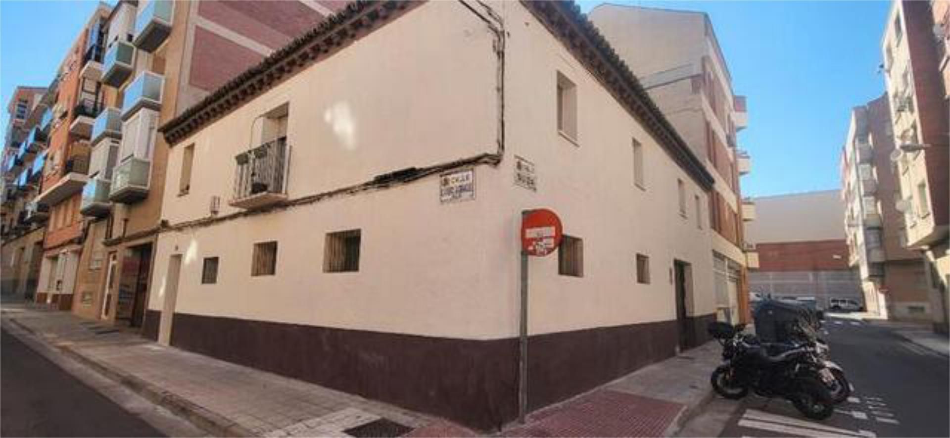 Vista exterior de Casa adosada en venda en  Zaragoza Capital amb Calefacció, Jardí privat i Terrassa