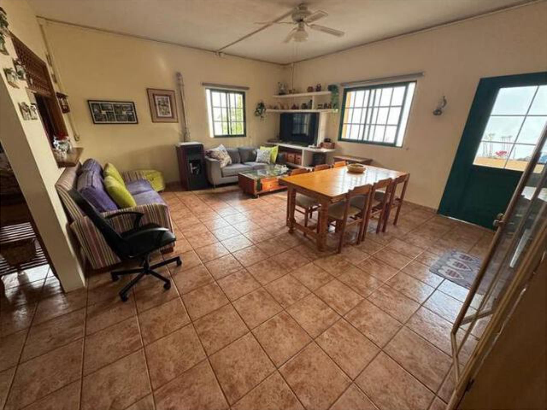 Sala d'estar de Casa adosada en venda en Los Realejos amb Jardí privat, Terrassa i Traster