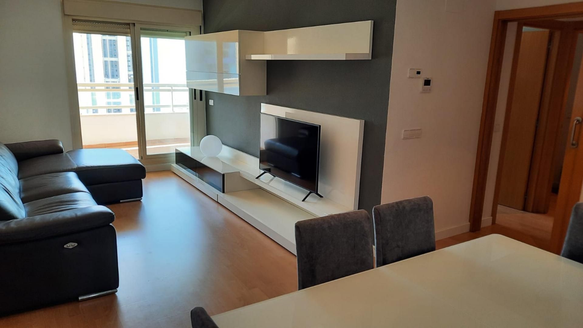 Sala d'estar de Pis de lloguer en Benidorm amb Aire condicionat, Terrassa i Piscina
