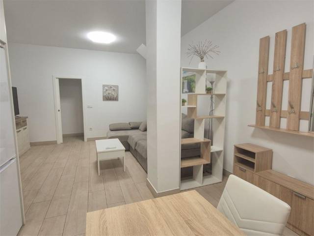 Piso en Alquiler en Calle Abén Mazarra, 22 en Santa Rosa - Valdeolleros