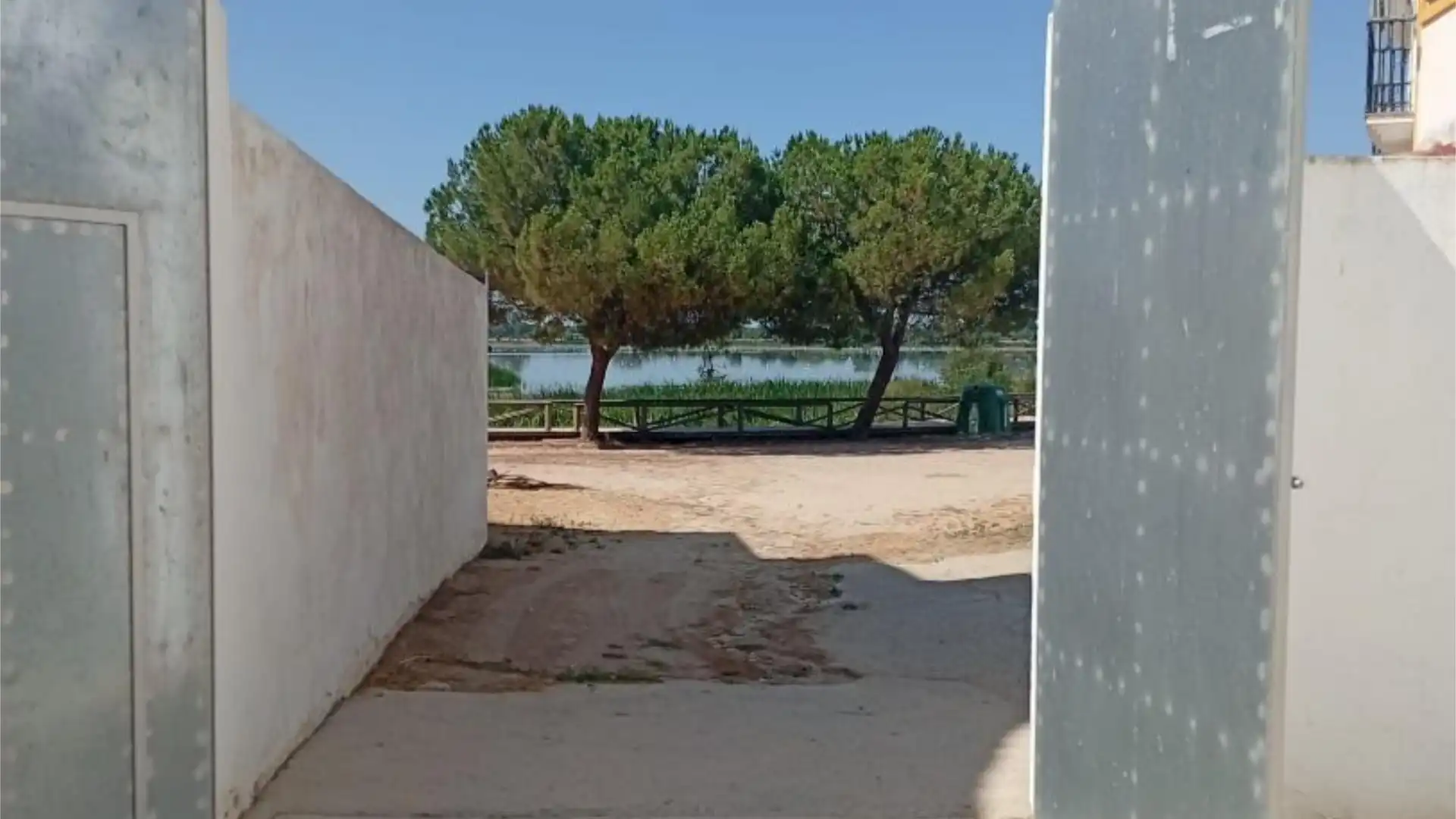 Flat for sale in Calle Sanlúcar, 2, El Rocío Exterior view of Flat for sale in Almonte with Private garden and Terrace