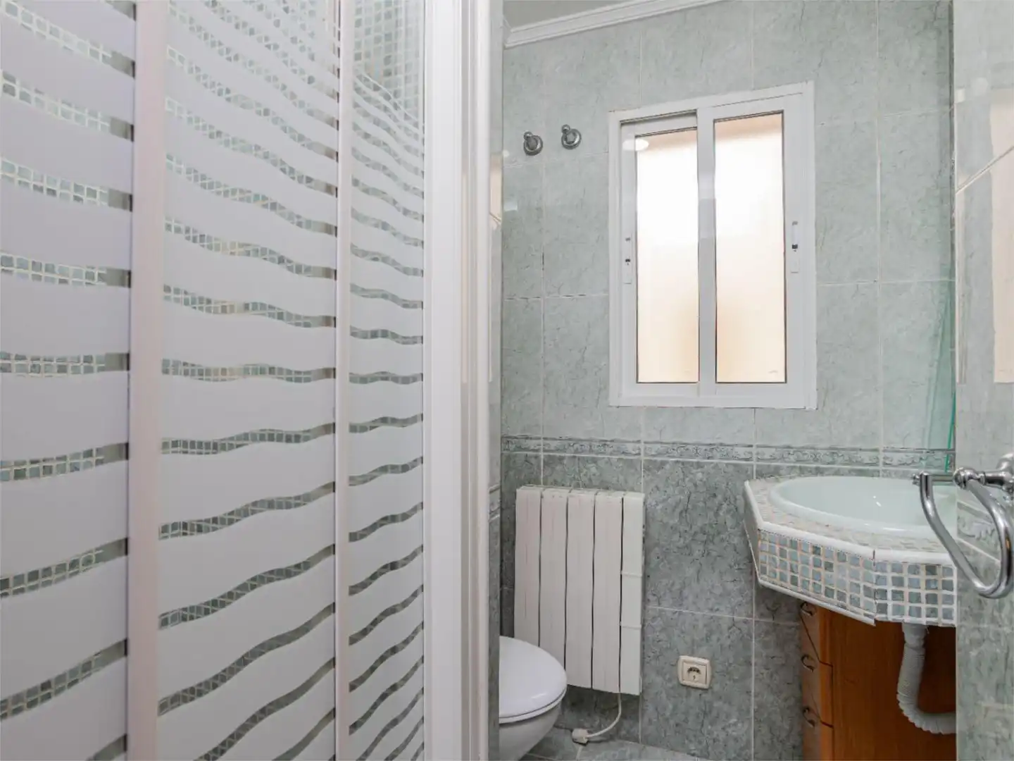 Bathroom of Flat for rent in Madrid  with Air Conditioner, Heating and Parquet flooring