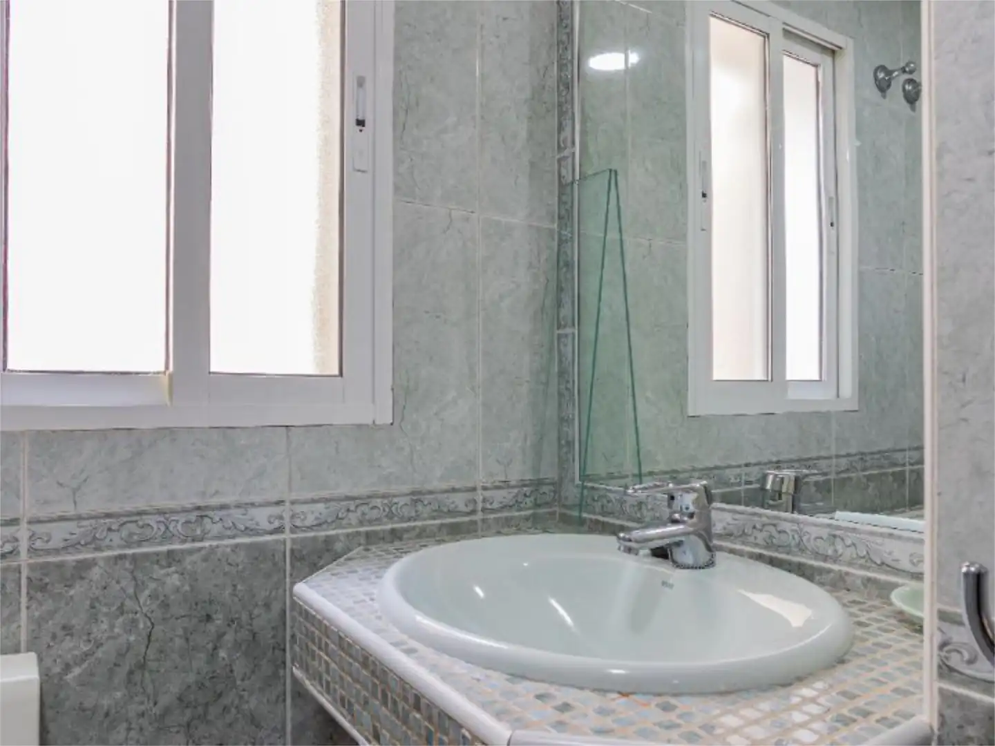 Bathroom of Flat for rent in Madrid  with Air Conditioner, Heating and Parquet flooring