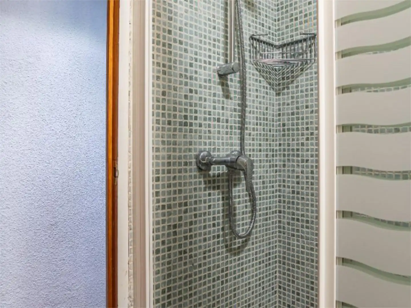 Bathroom of Flat for rent in Madrid  with Air Conditioner, Heating and Parquet flooring