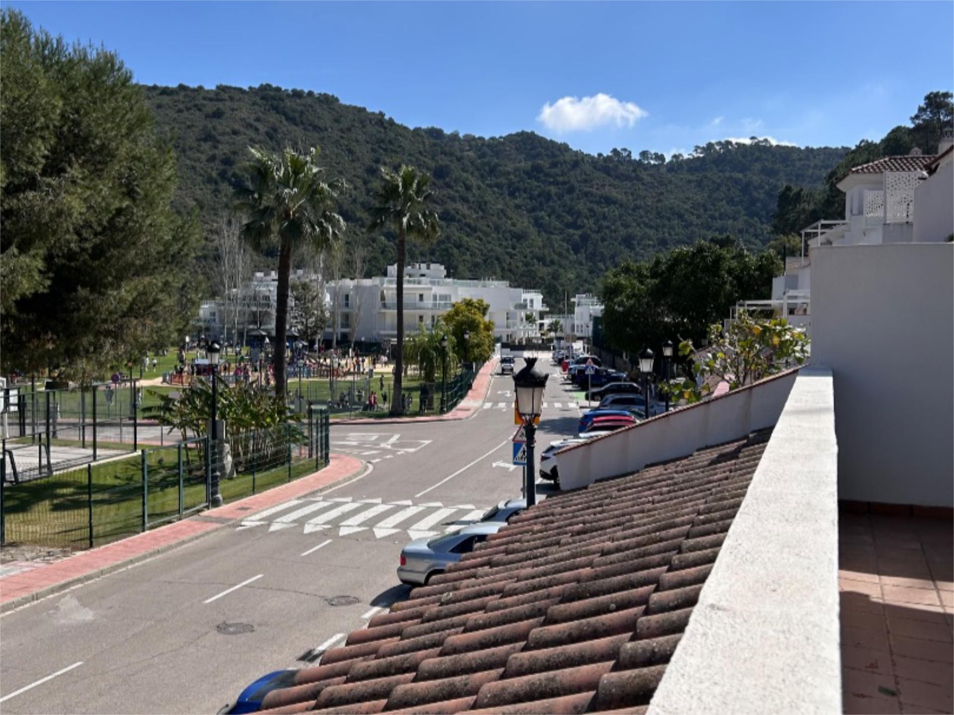 Vista exterior de Pis de lloguer en Benahavís amb Aire condicionat, Terrassa i Piscina