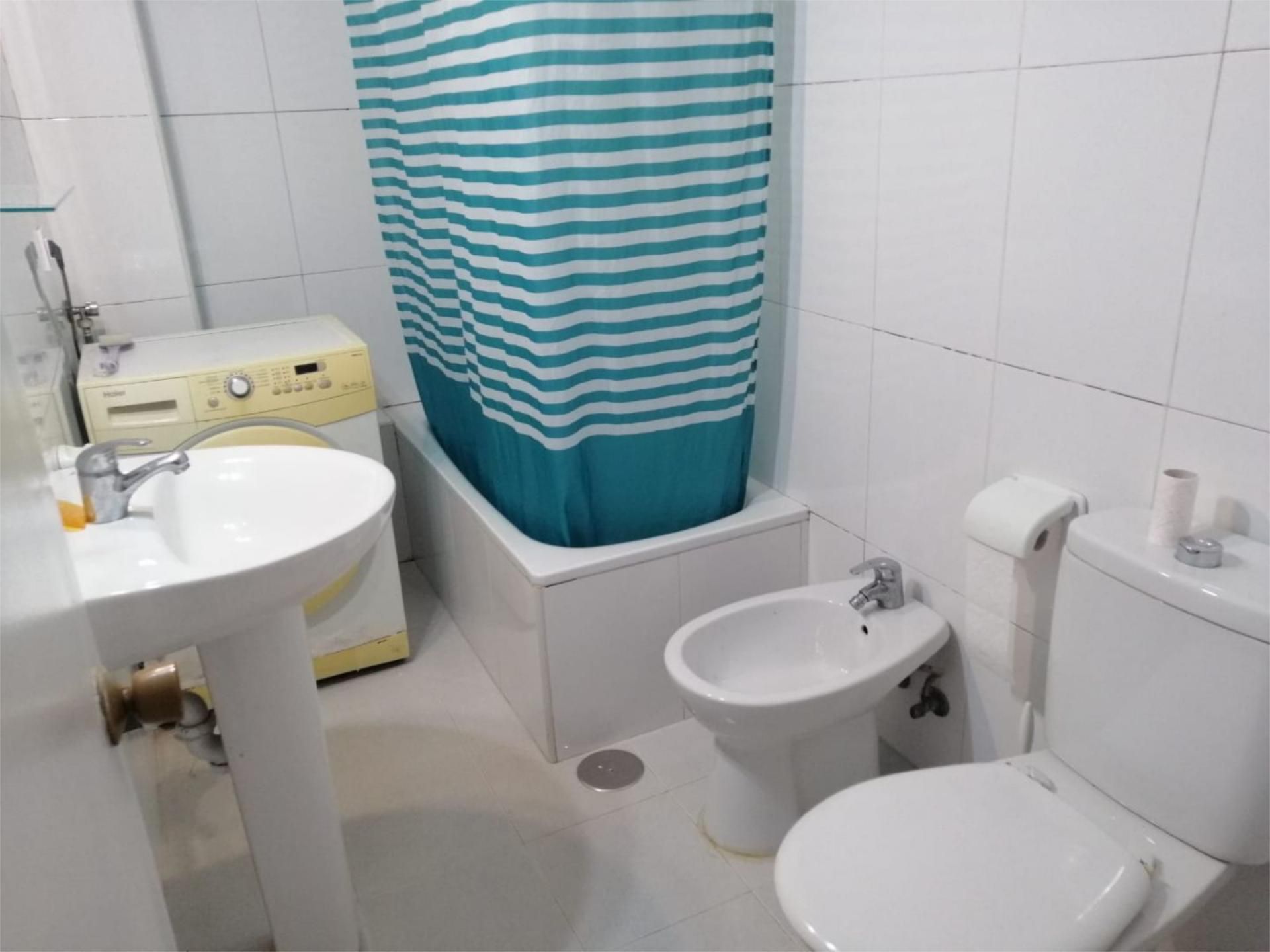 Bathroom of Flat to rent in Oviedo   with Heating, Parquet flooring and Terrace