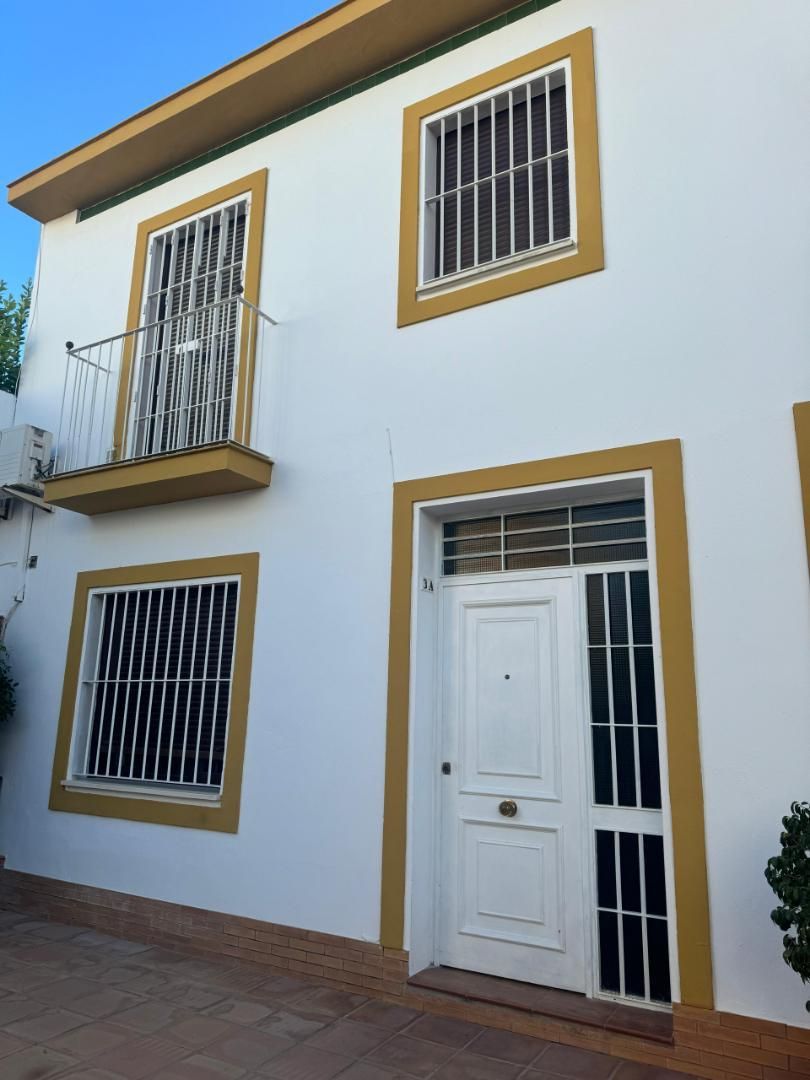 Exterior view of Single-family semi-detached to rent in Dos Hermanas