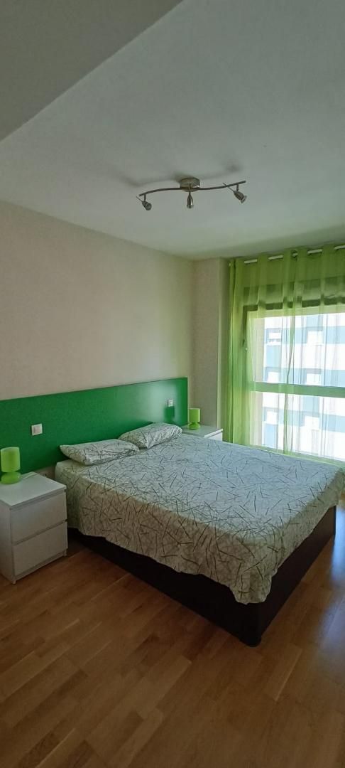 Dormitori de Apartament de lloguer en Burgos Capital amb Calefacció, Parquet i Moblat