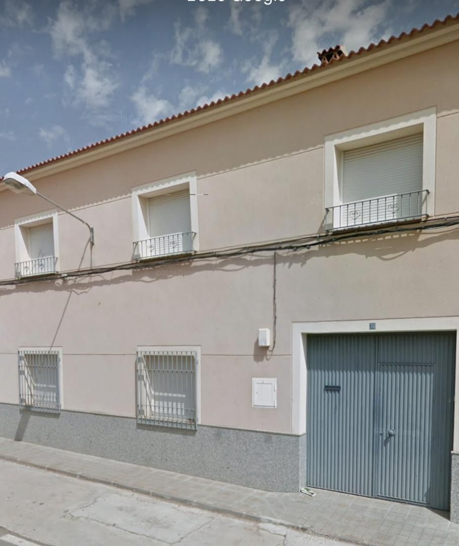 Vista exterior de Casa adosada en venda en Granátula de Calatrava amb Terrassa i Traster