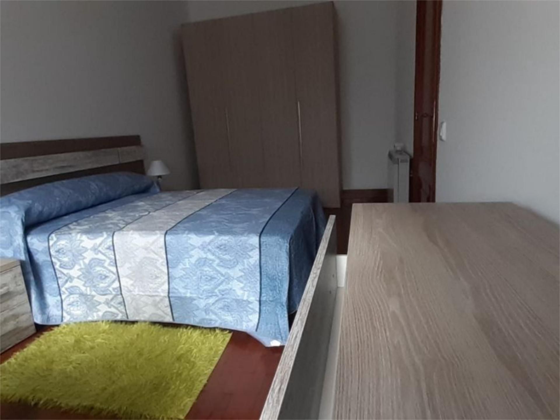 Dormitori de Pis per a compartir en Ferrol amb Calefacció, Traster i Moblat
