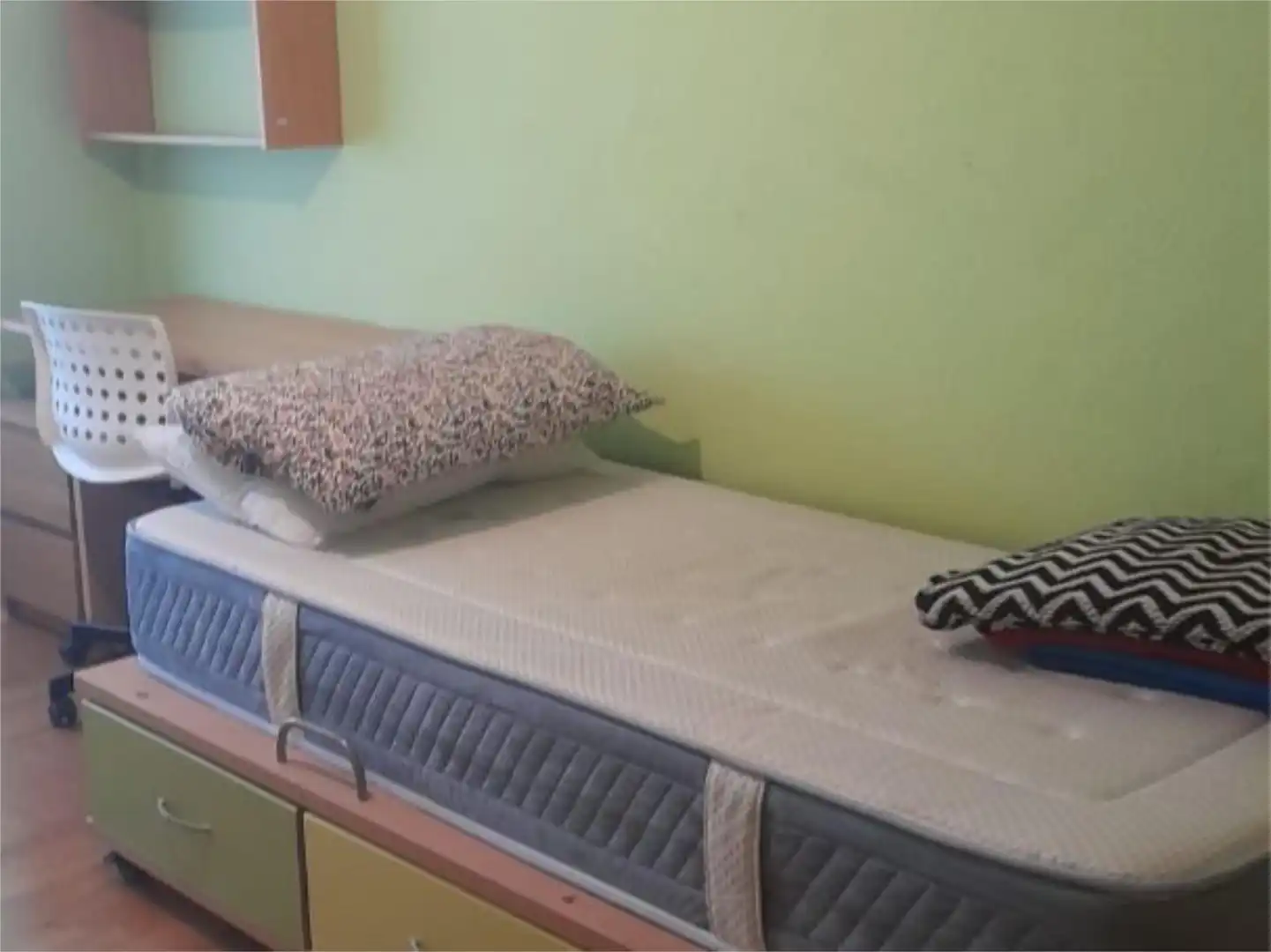 Room in Avenida Patrimonio de la Humanidad, 4, Hervencias Altas - El Pinar