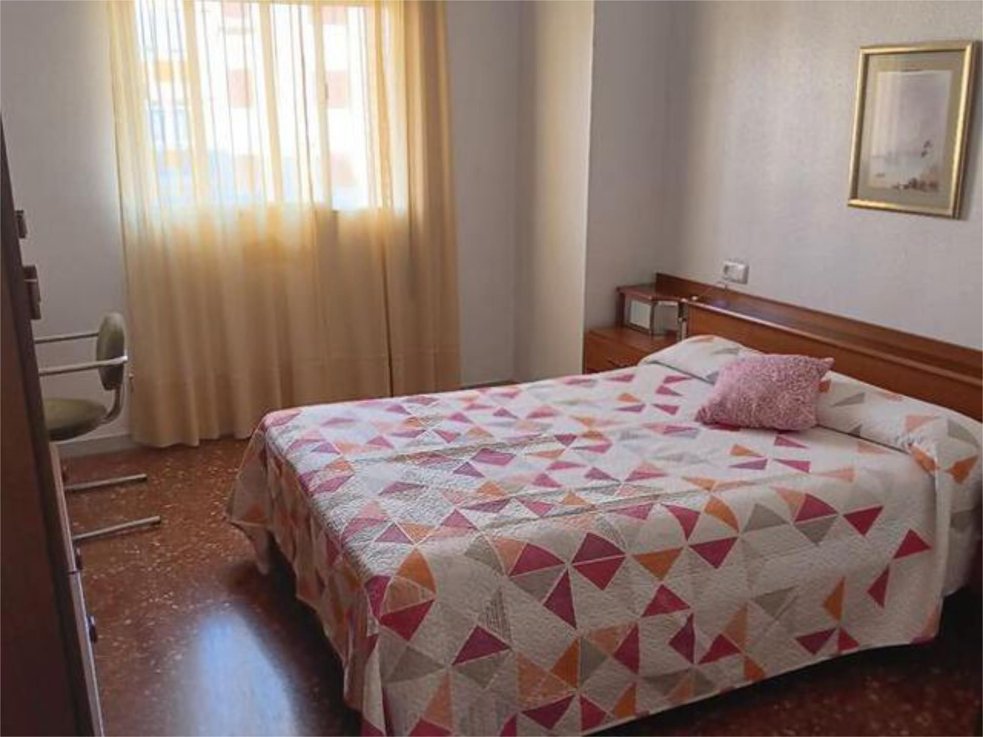 Dormitori de Pis de lloguer en  Almería Capital amb Terrassa i Moblat