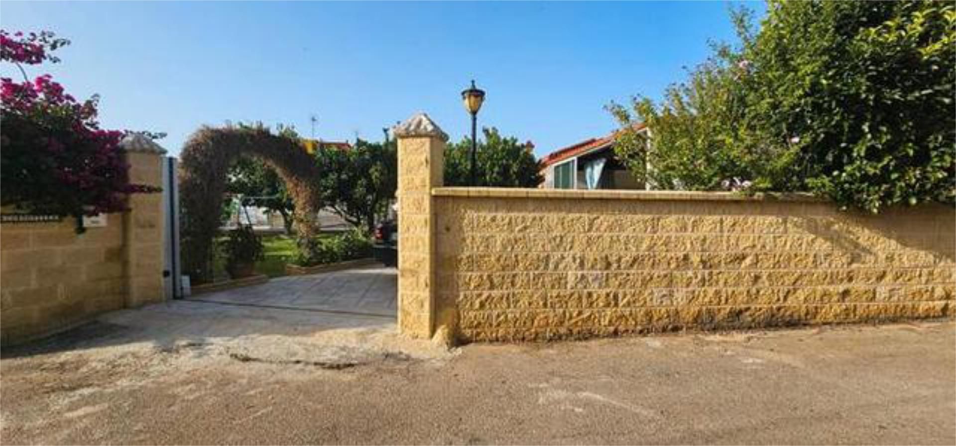 Vista exterior de Casa adosada en venda en Chiclana de la Frontera amb Terrassa i Piscina