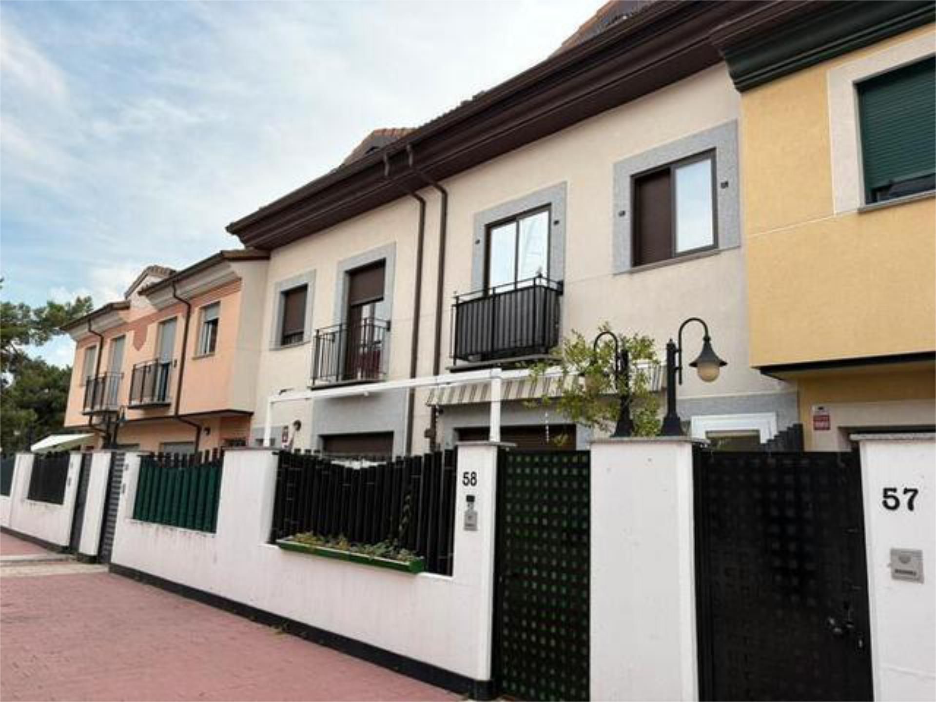 Exterior view of Single-family semi-detached for sale in Arévalo  with Heating, Terrace and Storage room