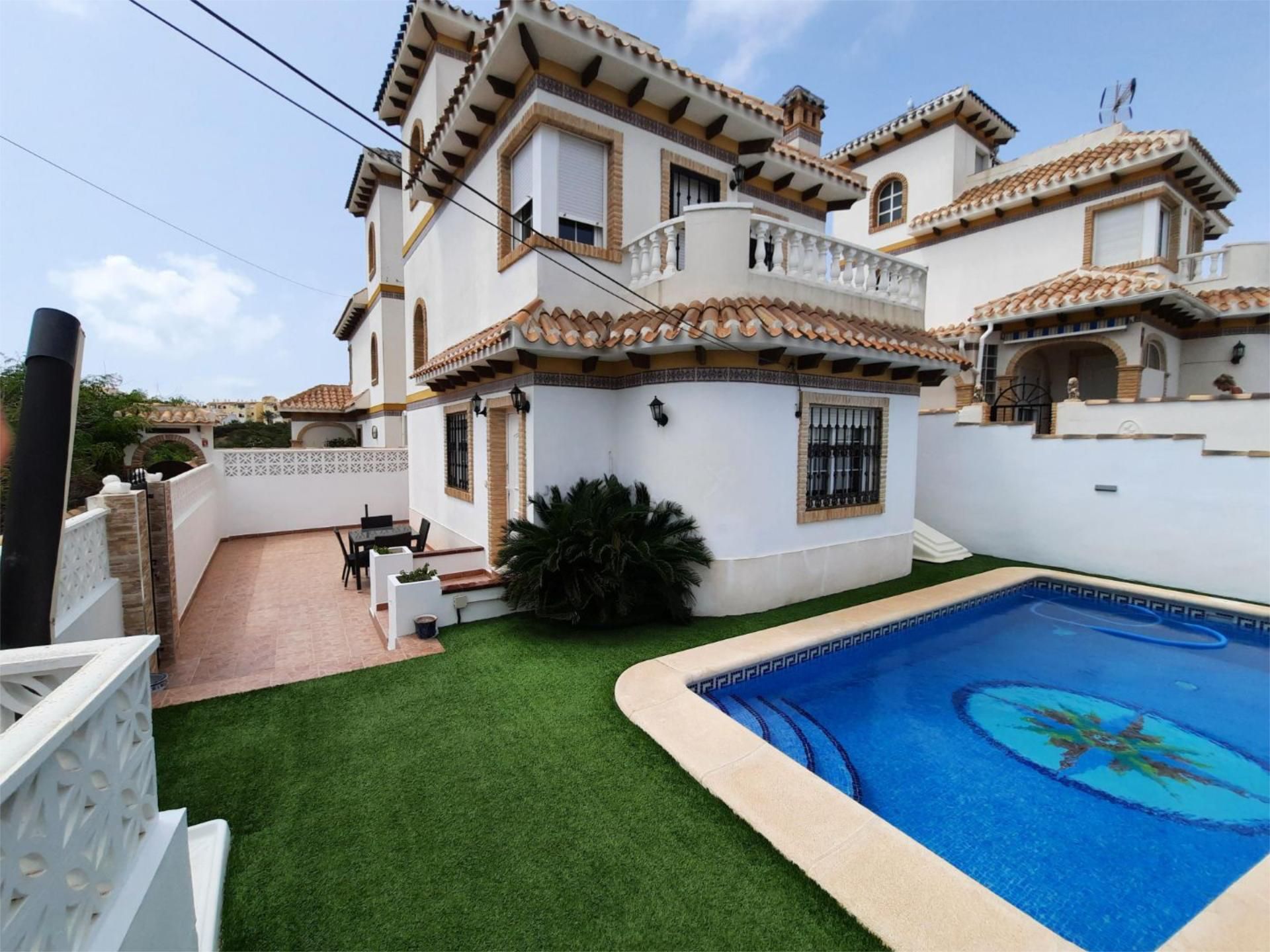 Vista exterior de Casa o xalet en venda en Torrevieja amb Aire condicionat, Terrassa i Piscina