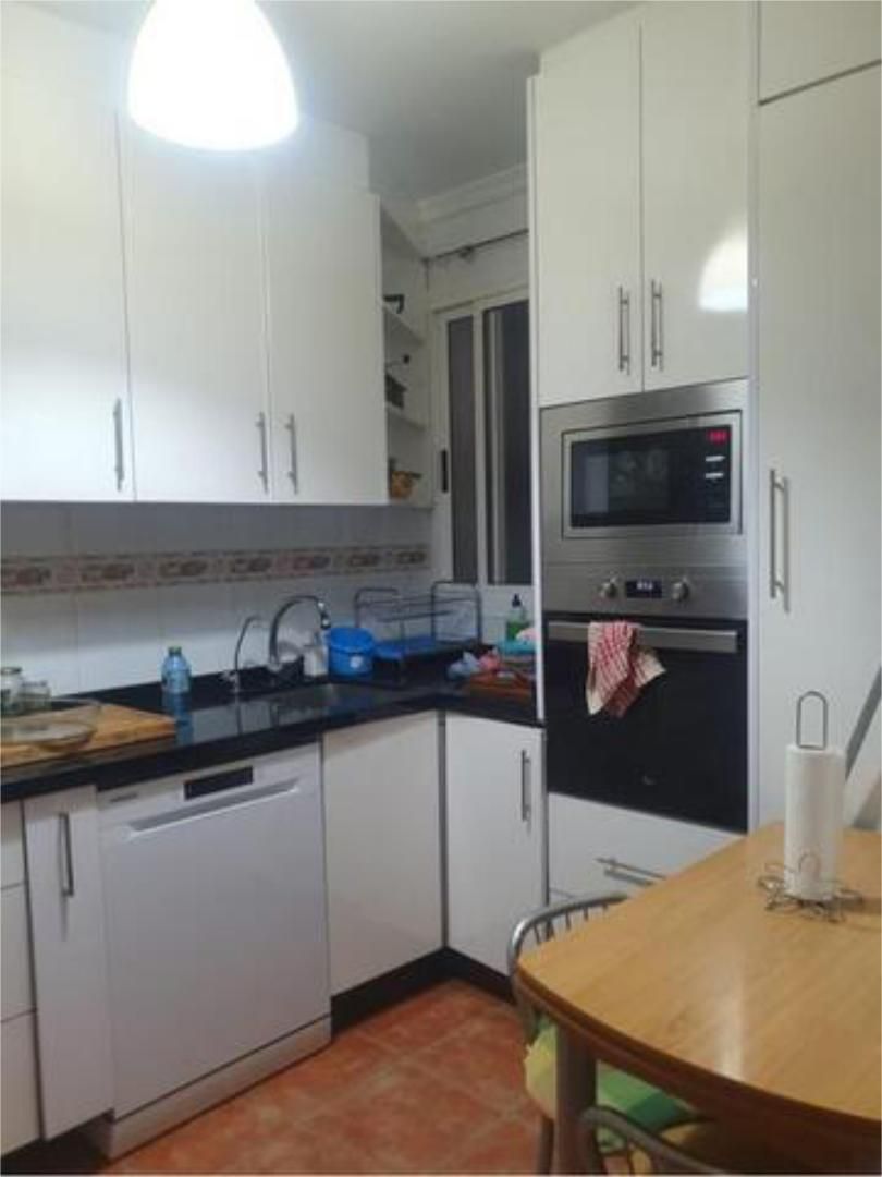 Cuina de Casa o xalet per a compartir en  Almería Capital amb Terrassa, Traster i Moblat