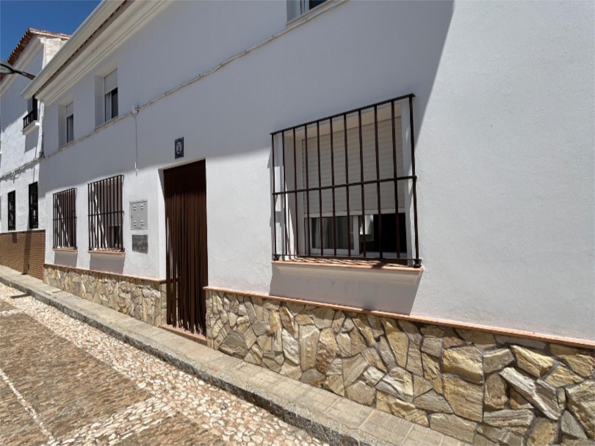 Vista exterior de Casa adosada en venda en Cumbres Mayores amb Parquet i Moblat