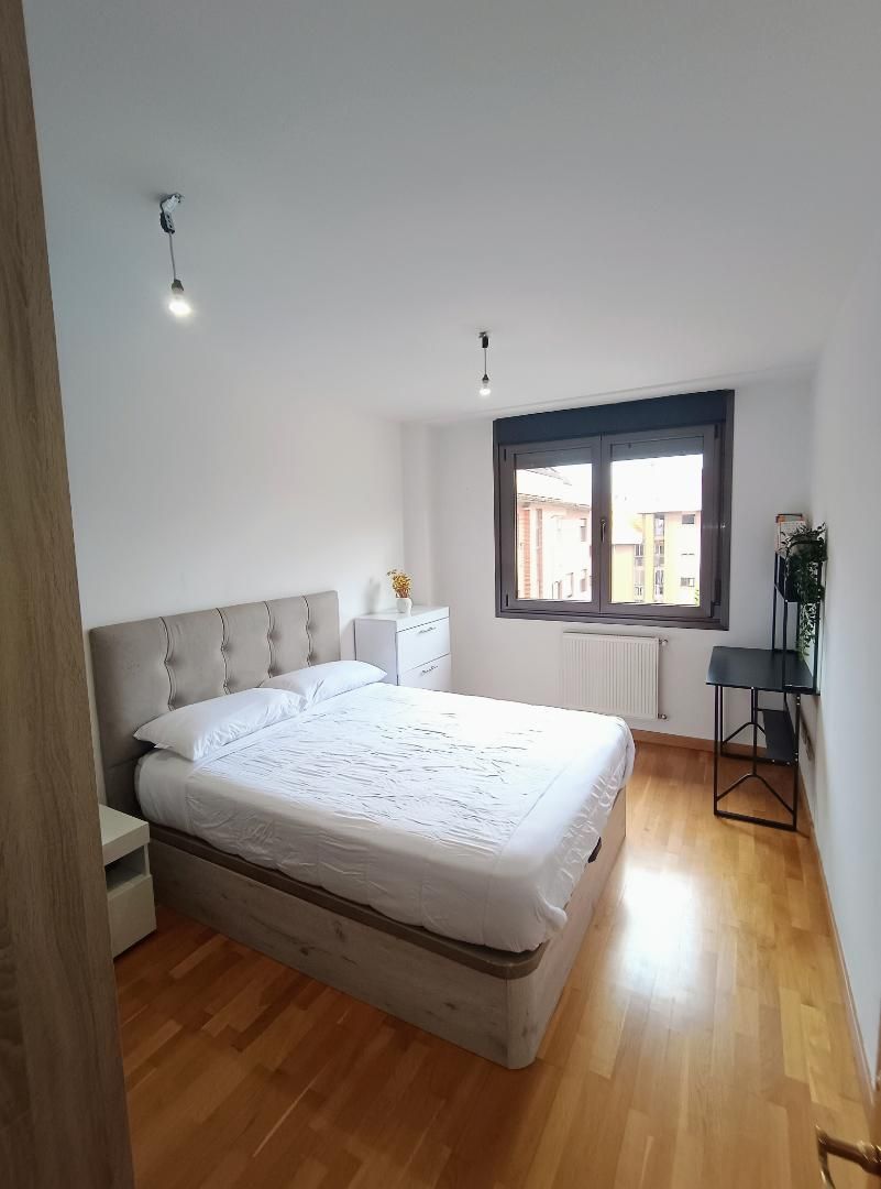 Dormitori de Pis per a compartir en Oviedo  amb Calefacció, Parquet i Moblat