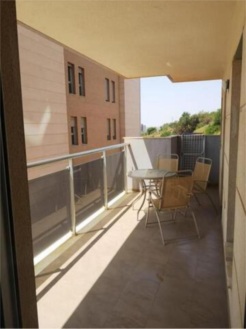 Terrassa de Pis de lloguer en Roquetas de Mar amb Piscina i Moblat