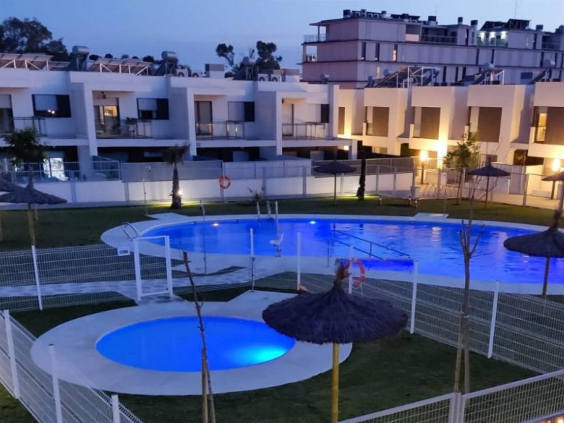Piscina de Casa adosada en venda en Dos Hermanas amb Aire condicionat, Terrassa i Piscina