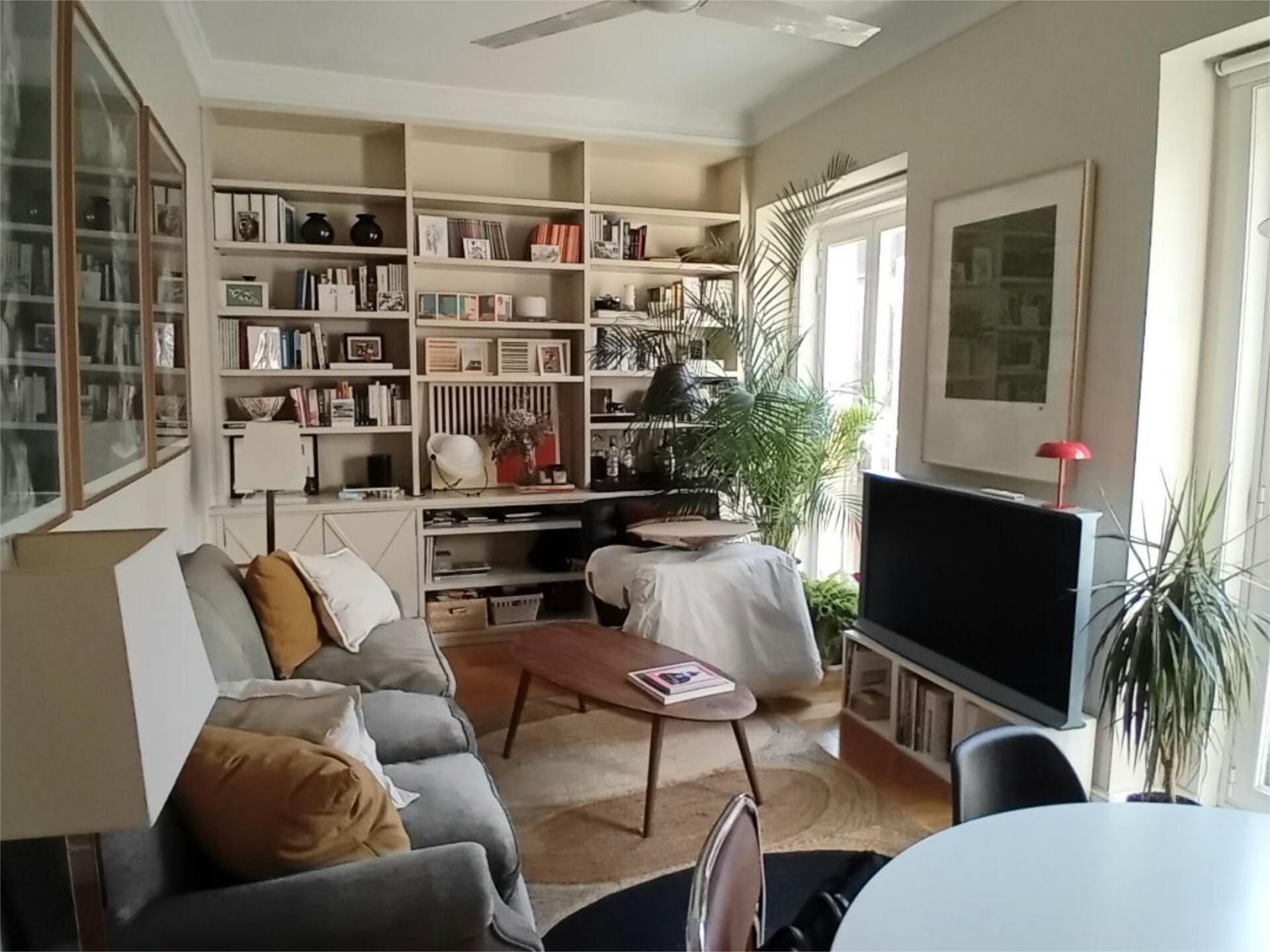 Living room of Flat to rent in  Madrid Capital  with Air Conditioner and Balcony