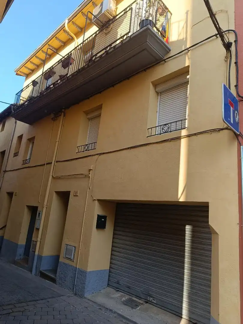 Vista exterior de Casa adosada en venda en Montagut i Oix amb Terrassa i Balcó