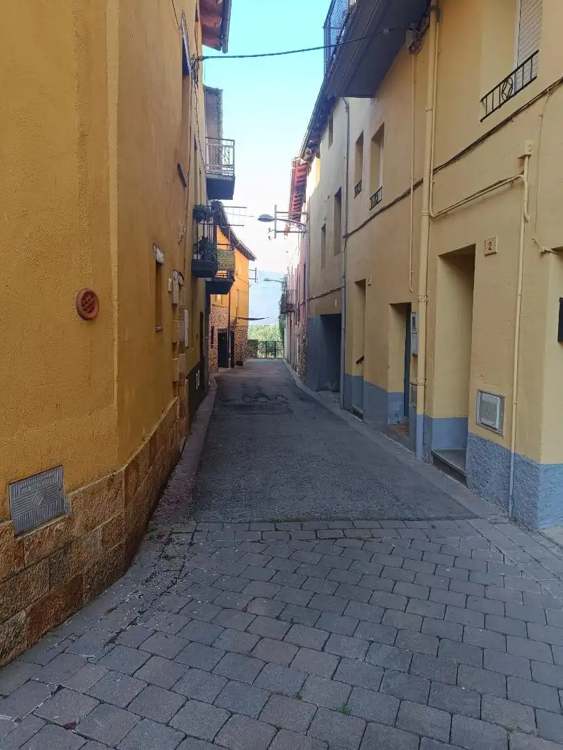 Vista exterior de Casa adosada en venda en Montagut i Oix amb Terrassa i Balcó