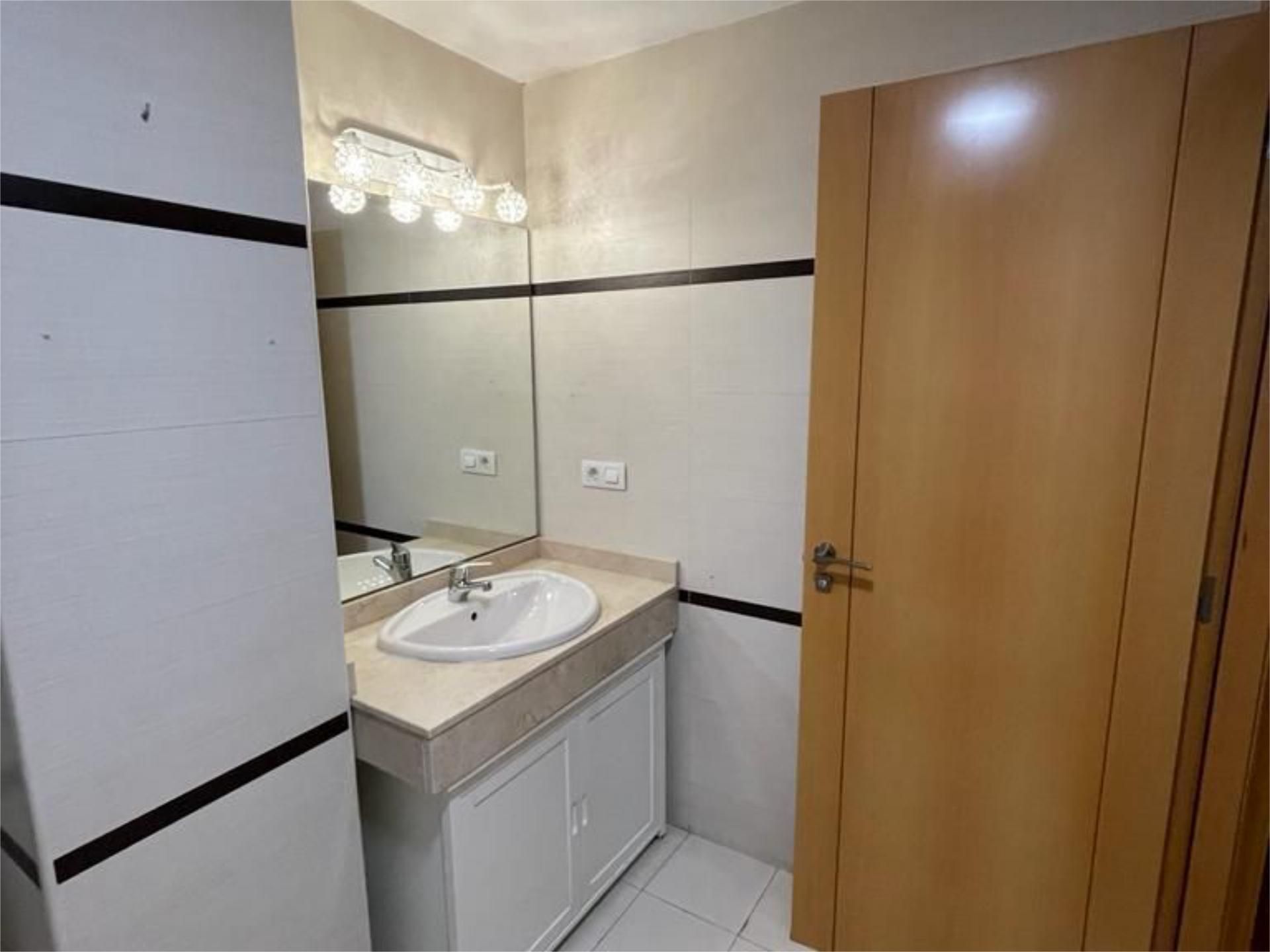 Bathroom of Flat for sale in La Pobla de Vallbona  with Heating, Private garden and Parquet flooring