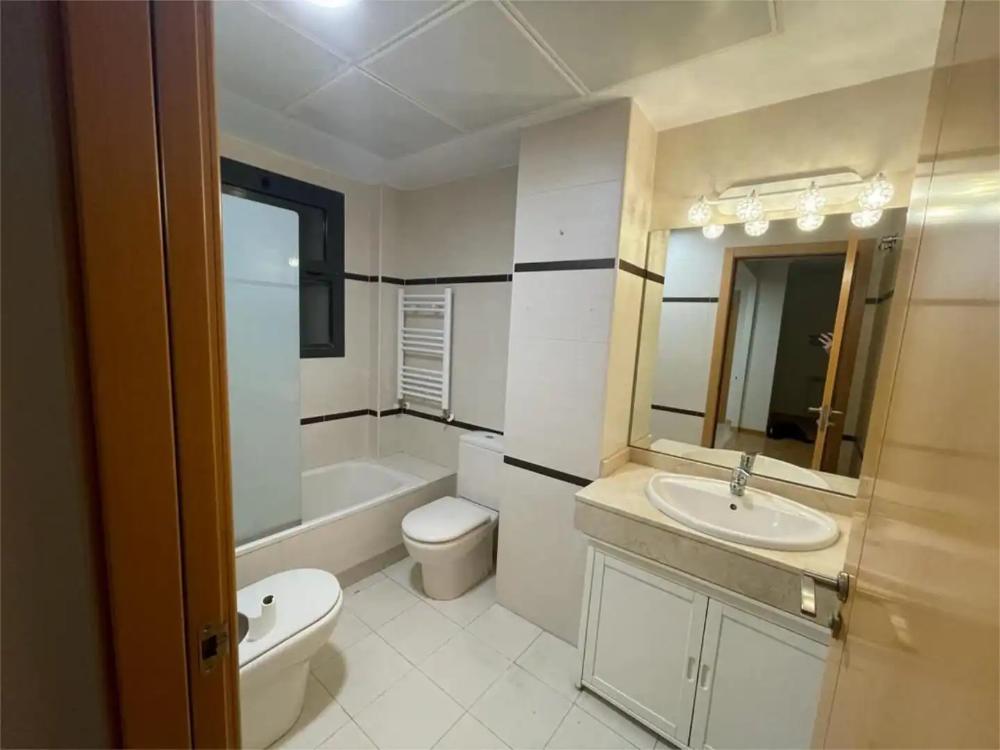 Flat for sale in Avinguda de Les Magnolies, 4, Núcleo Urbano Bathroom of Flat for sale in La Pobla de Vallbona with Terrace and Swimming Pool