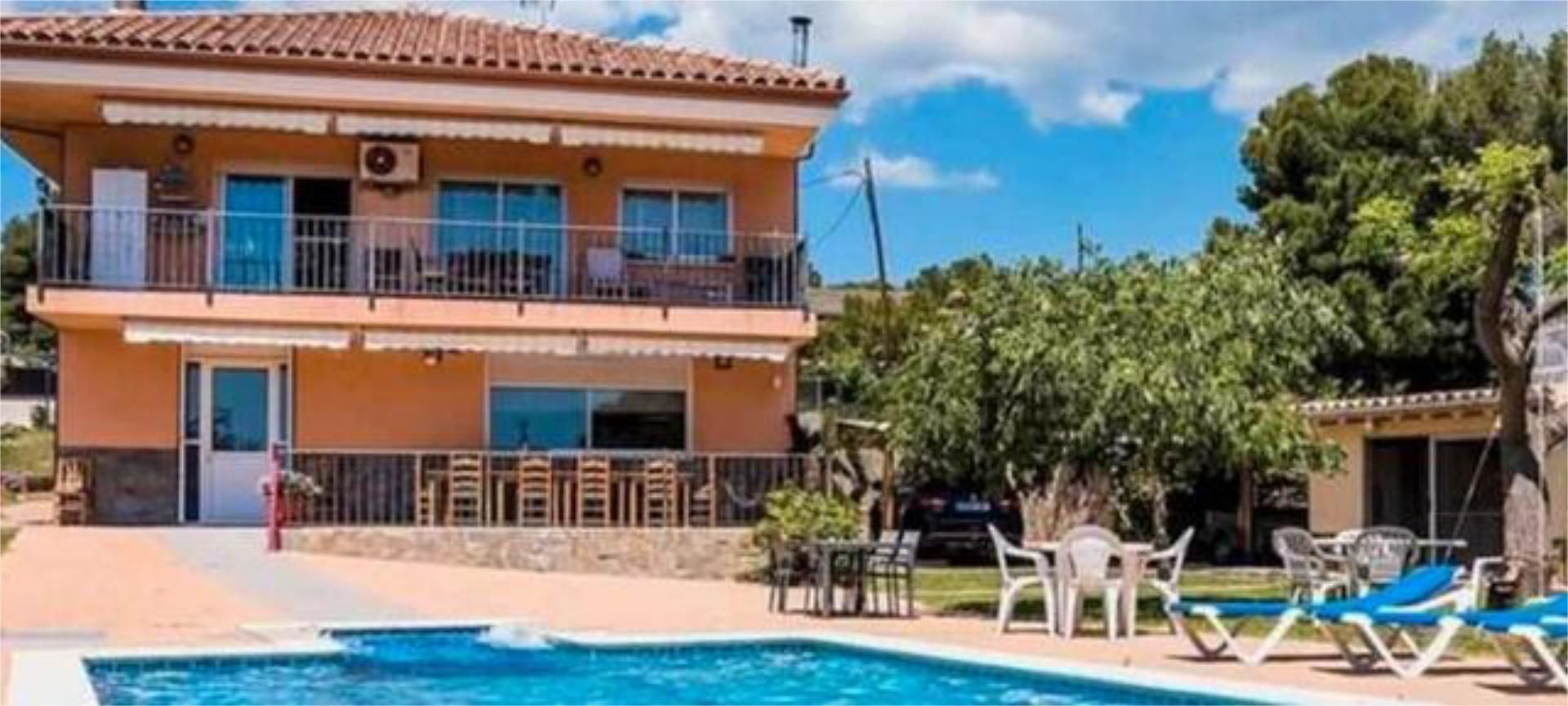 Vista exterior de Casa adosada en venda en Alcover amb Calefacció, Jardí privat i Terrassa
