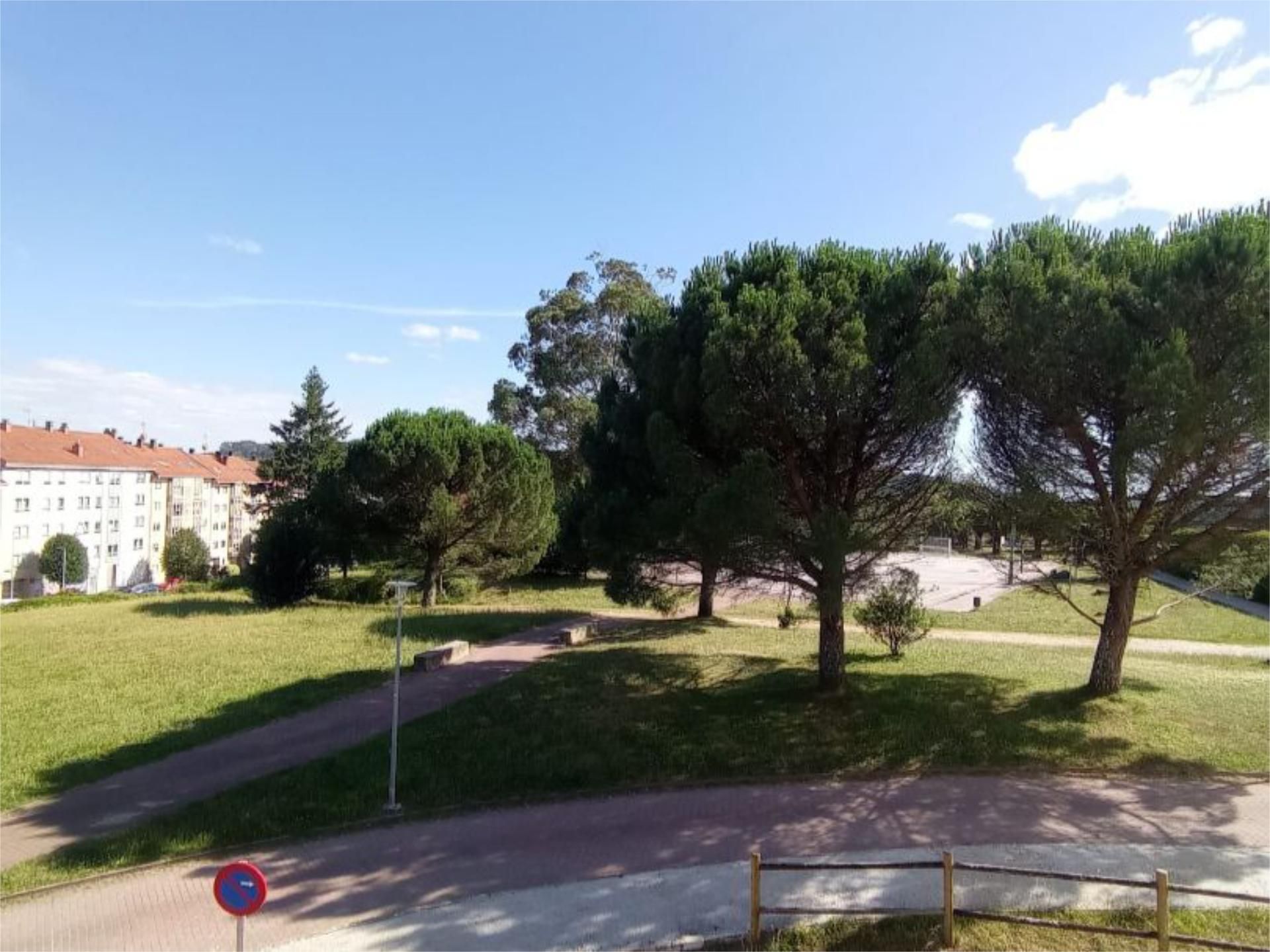 Aparcament de Pis de lloguer en Santiago de Compostela  amb Jardí privat, Parquet i Moblat