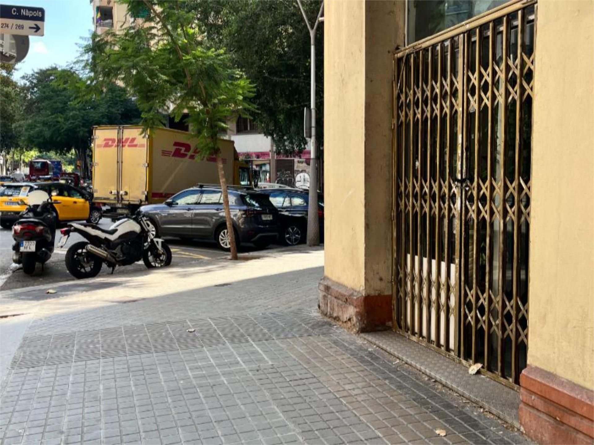 Vista exterior de Local en venda en  Barcelona Capital amb Moblat