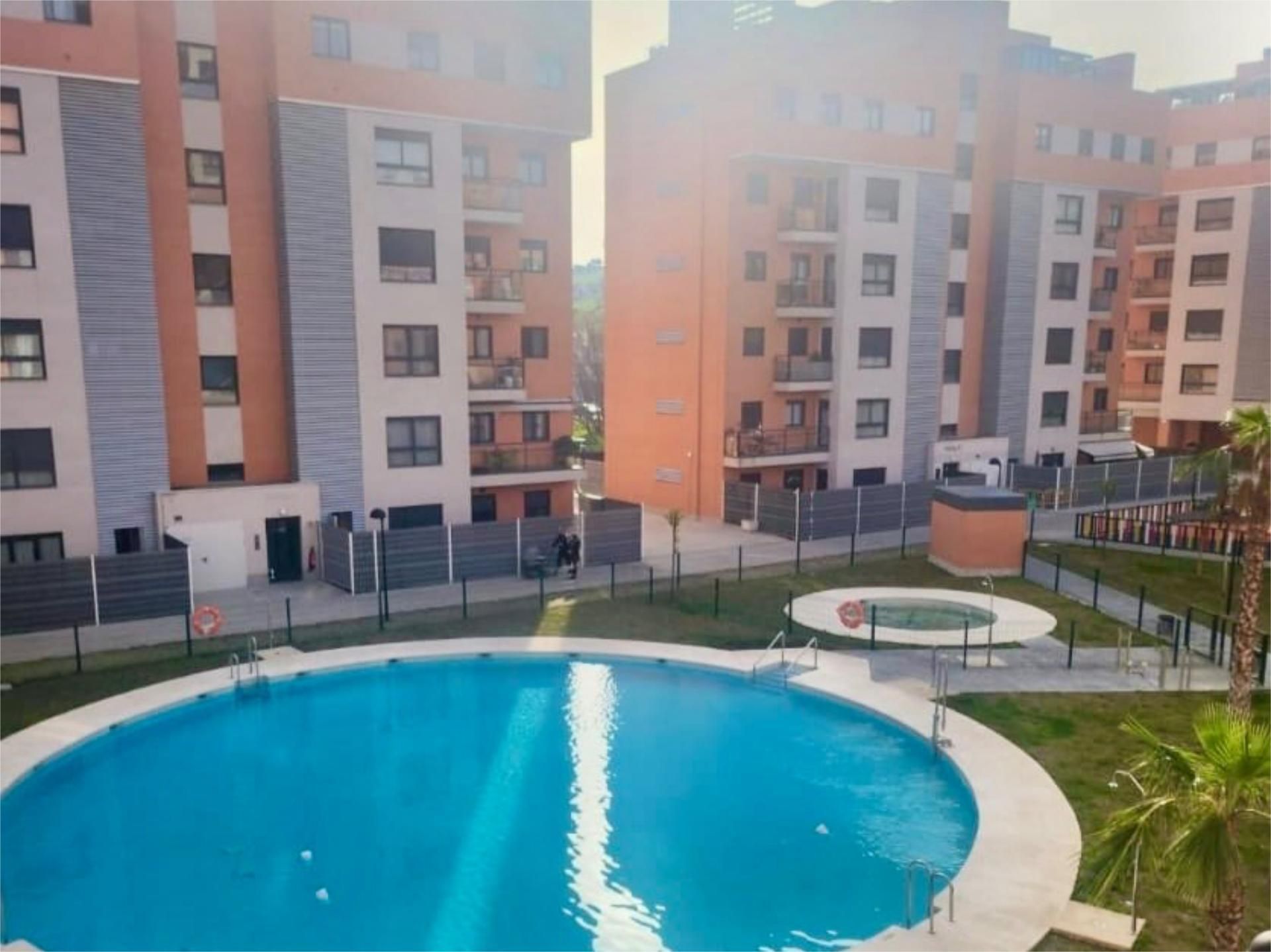 Piscina de Pis de lloguer en Camas amb Aire condicionat, Calefacció i Jardí privat