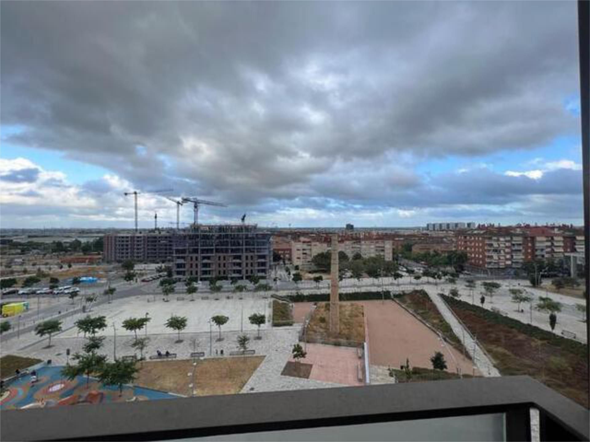 Vista exterior de Pis de lloguer en Viladecans amb Terrassa i Piscina