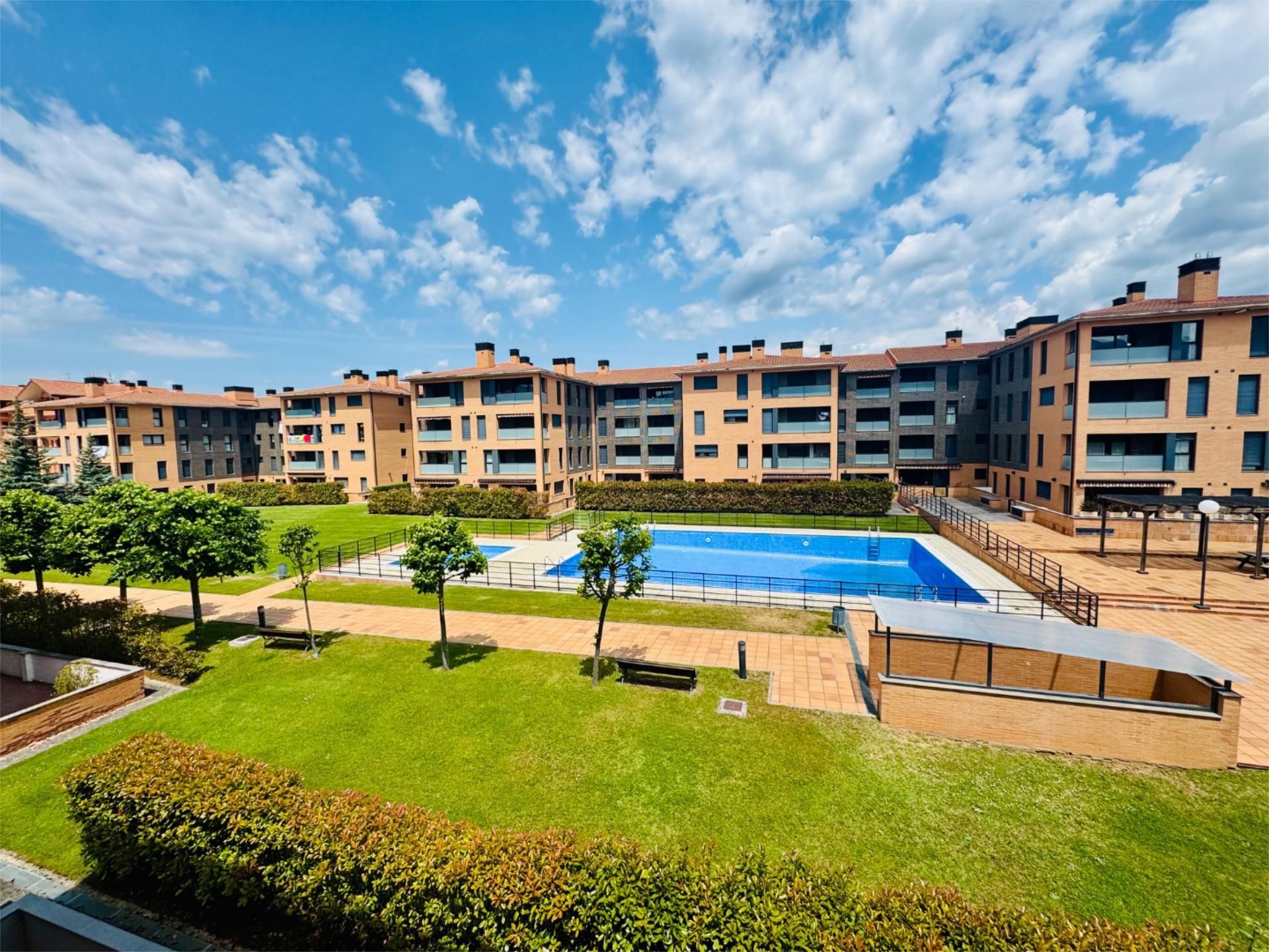 Vista exterior de Pis en venda en Jaca amb Terrassa i Piscina