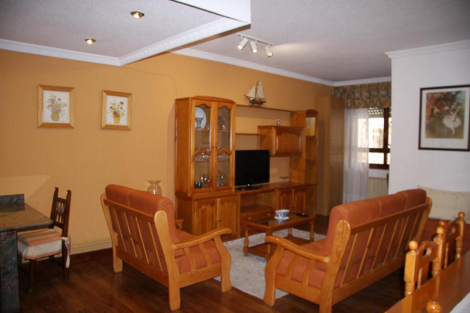 Sala de estar de Piso de alquiler en Laredo con Calefacción, Parquet y Amueblado