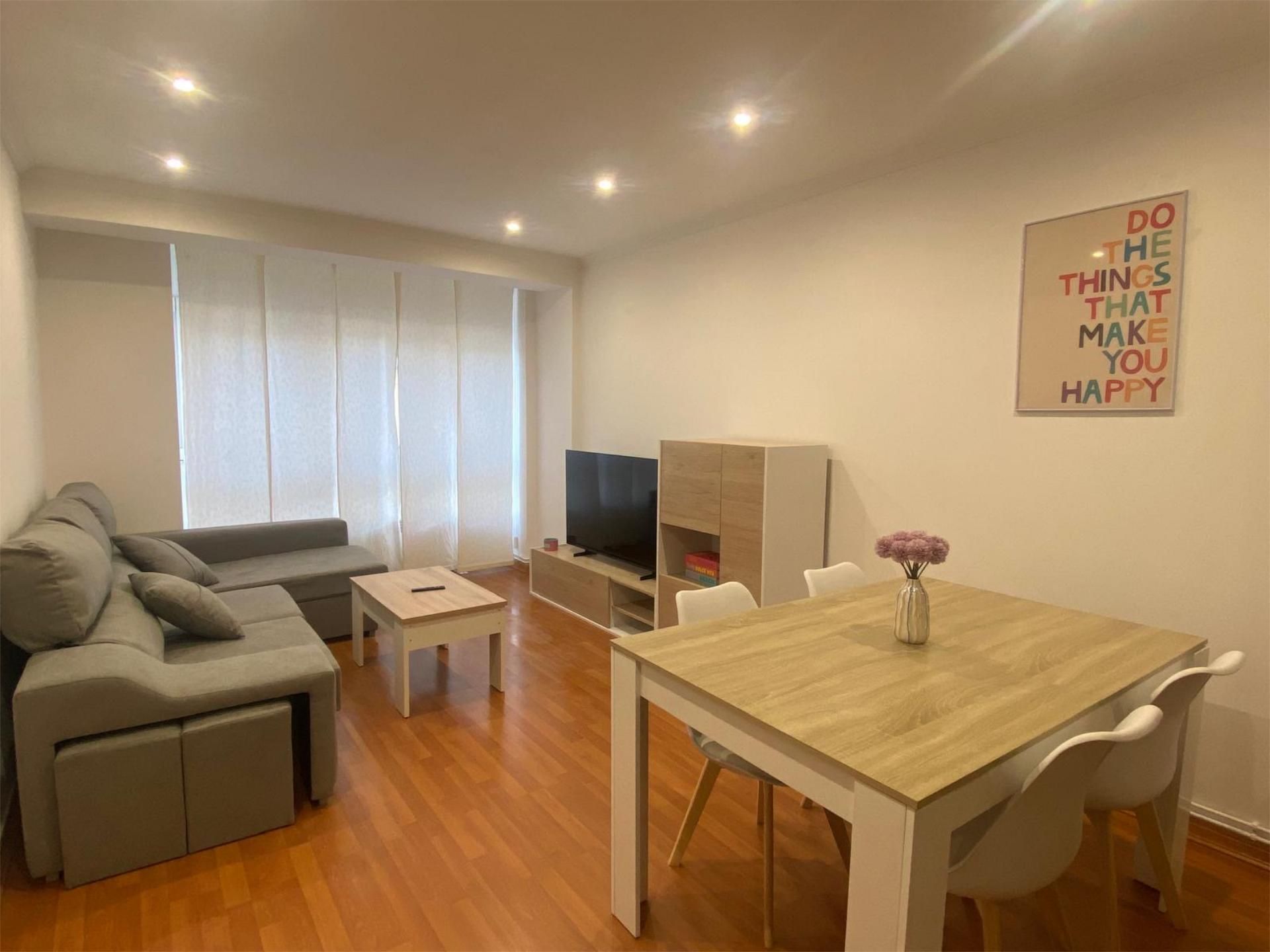 Sala d'estar de Pis de lloguer en Foz amb Calefacció, Parquet i Moblat
