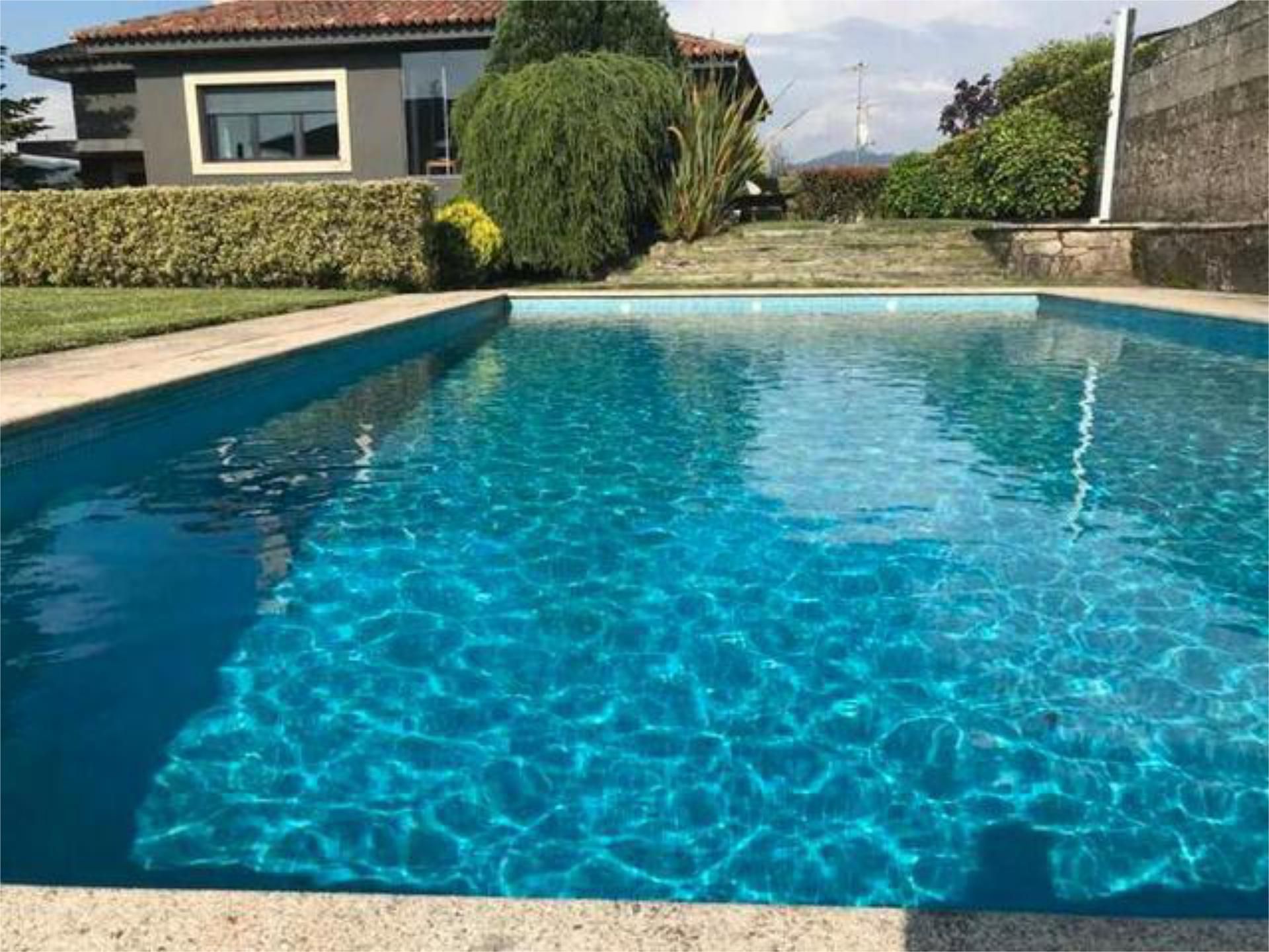 Piscina de Casa adosada en venda en Vigo  amb Calefacció, Jardí privat i Terrassa