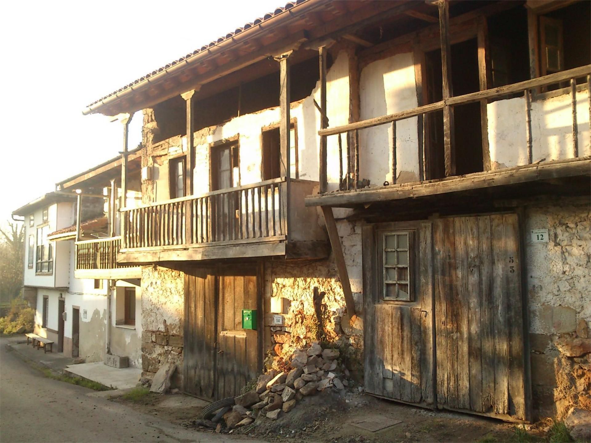 Vista exterior de Casa adosada en venda en Penagos amb Jardí privat