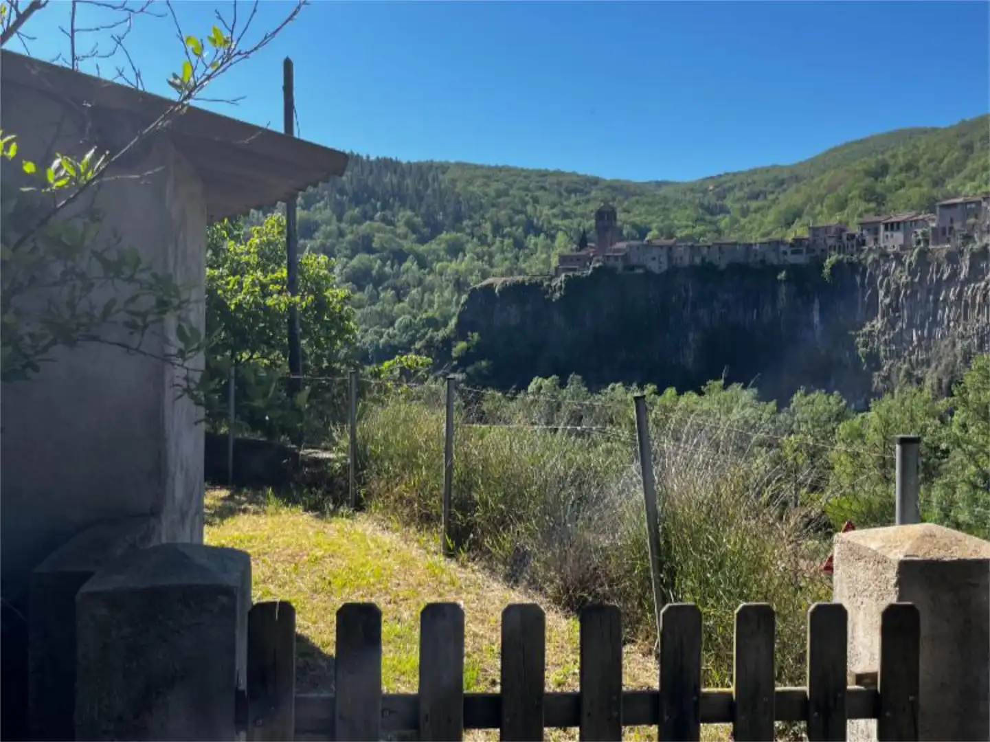 Finca rústica en venta en Barri Cos-nucli, 10, Montagut i Oix Jardín de Finca rústica en venta en Montagut i Oix con Terraza y Balcón