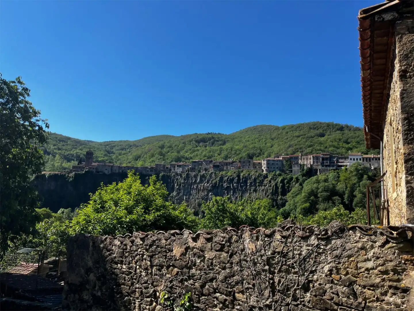 Finca rústica en venta en Barri Cos-nucli, 10, Montagut i Oix Vista exterior de Finca rústica en venta en Montagut i Oix con Terraza y Balcón