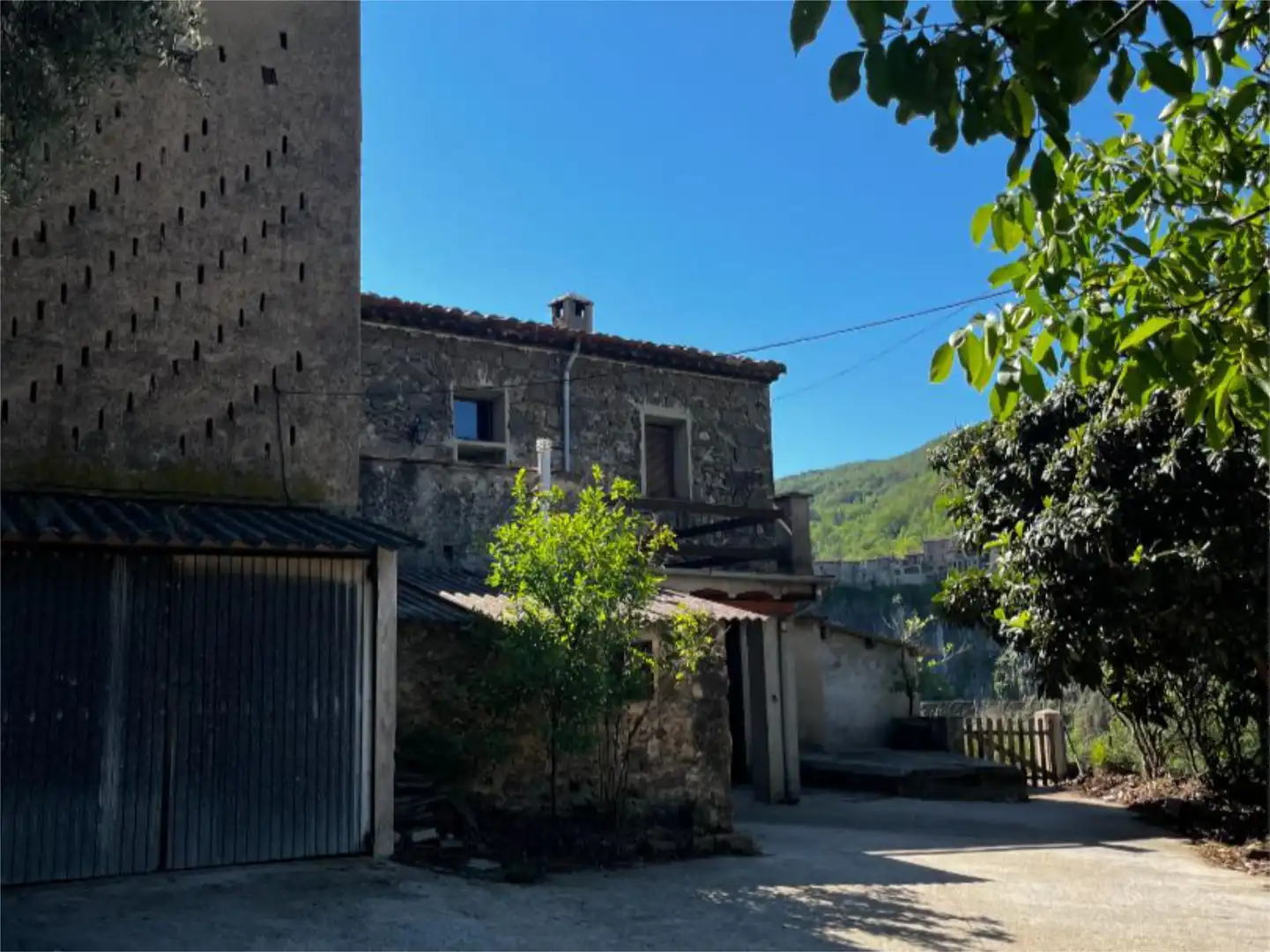 Finca rústica en venta en Barri Cos-nucli, 10, Montagut i Oix Vista exterior de Finca rústica en venta en Montagut i Oix con Terraza y Balcón